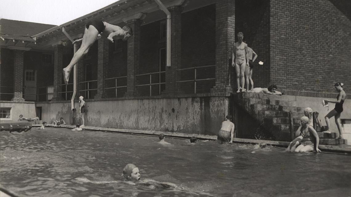 大约1935年，学生们在基尔比大厅游泳池游泳